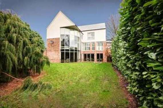 5 bedroom Detached f...