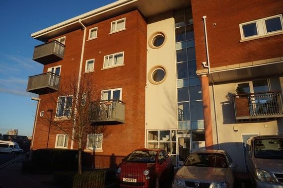 2 bedroom Flat for s...
