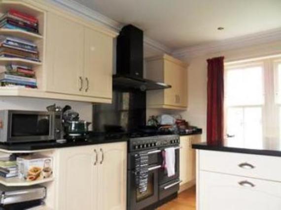 5 bedroom Detached f...