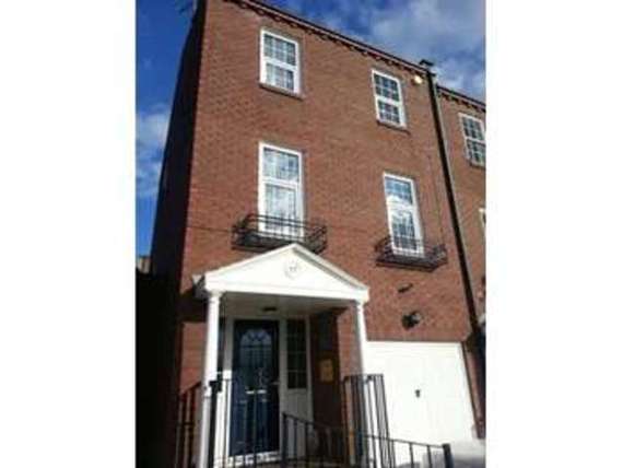 3 bedroom Town House...