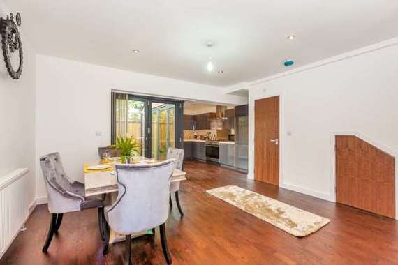 3 bedroom Flat for s...