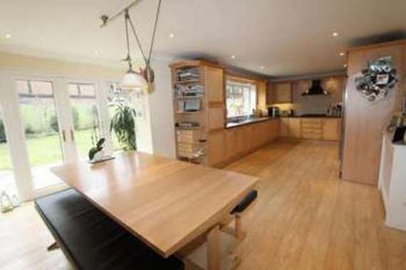 5 bedroom Detached f...