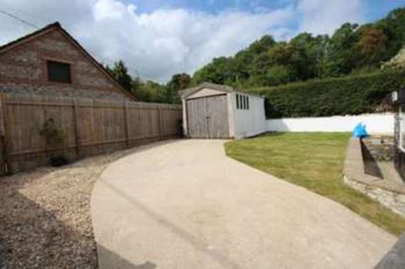 2 bedroom End of Ter...