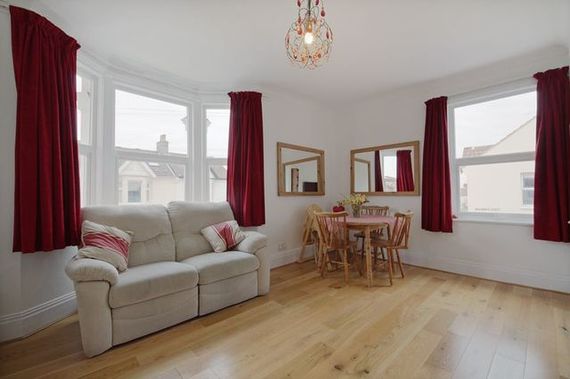 2 bedroom Flat for s...