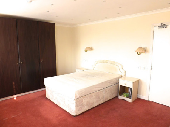 1 bedroom Property t...