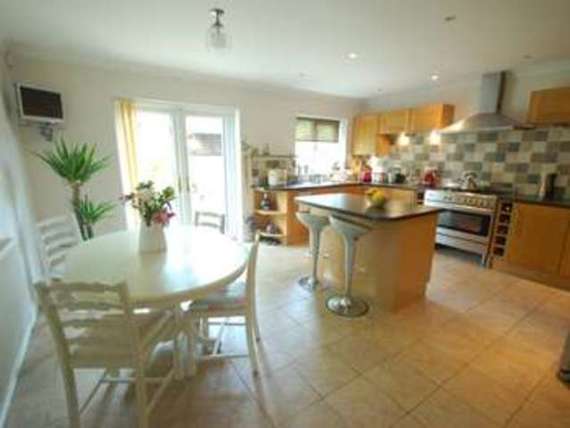 5 bedroom Detached f...