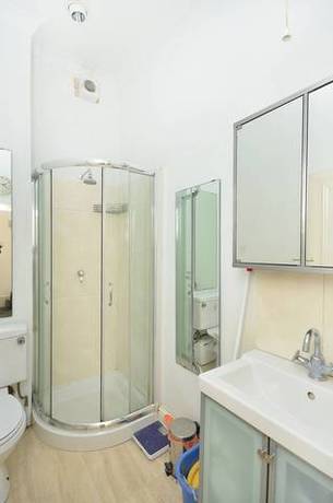 4 bedroom Maisonette...