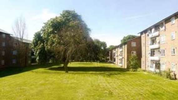 2 bedroom Flat for s...