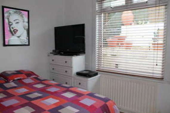 2 bedroom Flat for s...