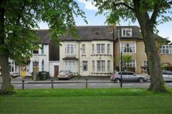 8 bedroom Semi-Detac...