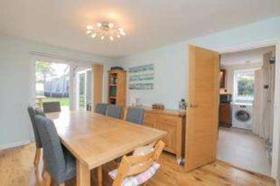 5 bedroom Detached f...