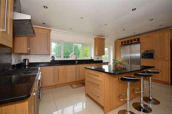 5 bedroom Detached f...