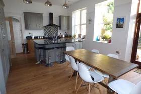 5 bedroom Property f...
