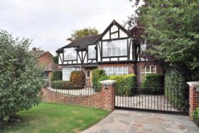 5 bedroom Detached f...