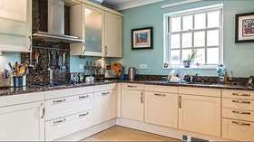 5 bedroom Detached t...