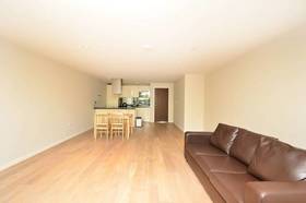 2 bedroom Flat for s...