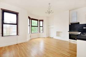 2 bedroom Flat for s...