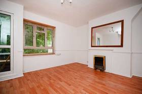 2 bedroom Flat for s...