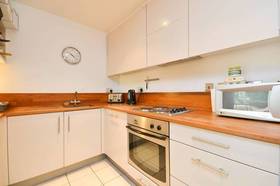 2 bedroom Flat for s...