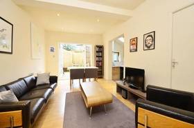 2 bedroom Flat for s...