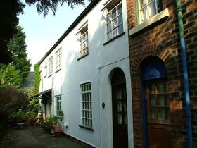 2 bedroom Property t...