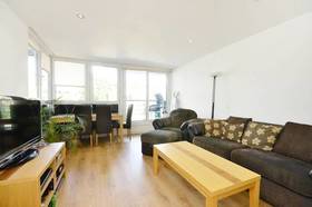 2 bedroom Flat for s...