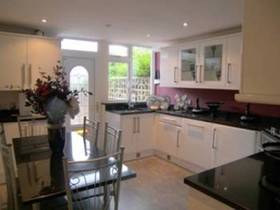 5 bedroom Bungalow f...