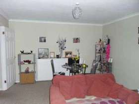 2 bedroom Flat for s...