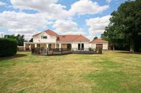 6 bedroom Detached f...
