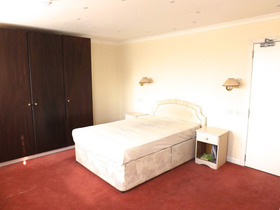 1 bedroom Property t...