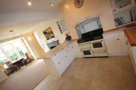 6 bedroom Detached f...