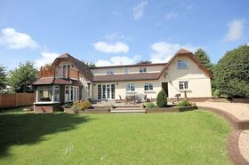 5 bedroom Detached f...