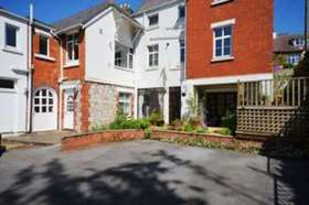 6 bedroom Detached f...