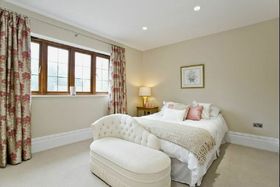 6 bedroom Detached f...
