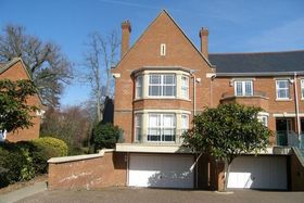 5 bedroom Town House...