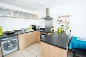 2 bedroom Flat for s...