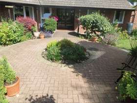 2 bedroom Property f...