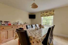 5 bedroom Detached f...