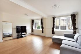 5 bedroom Detached f...